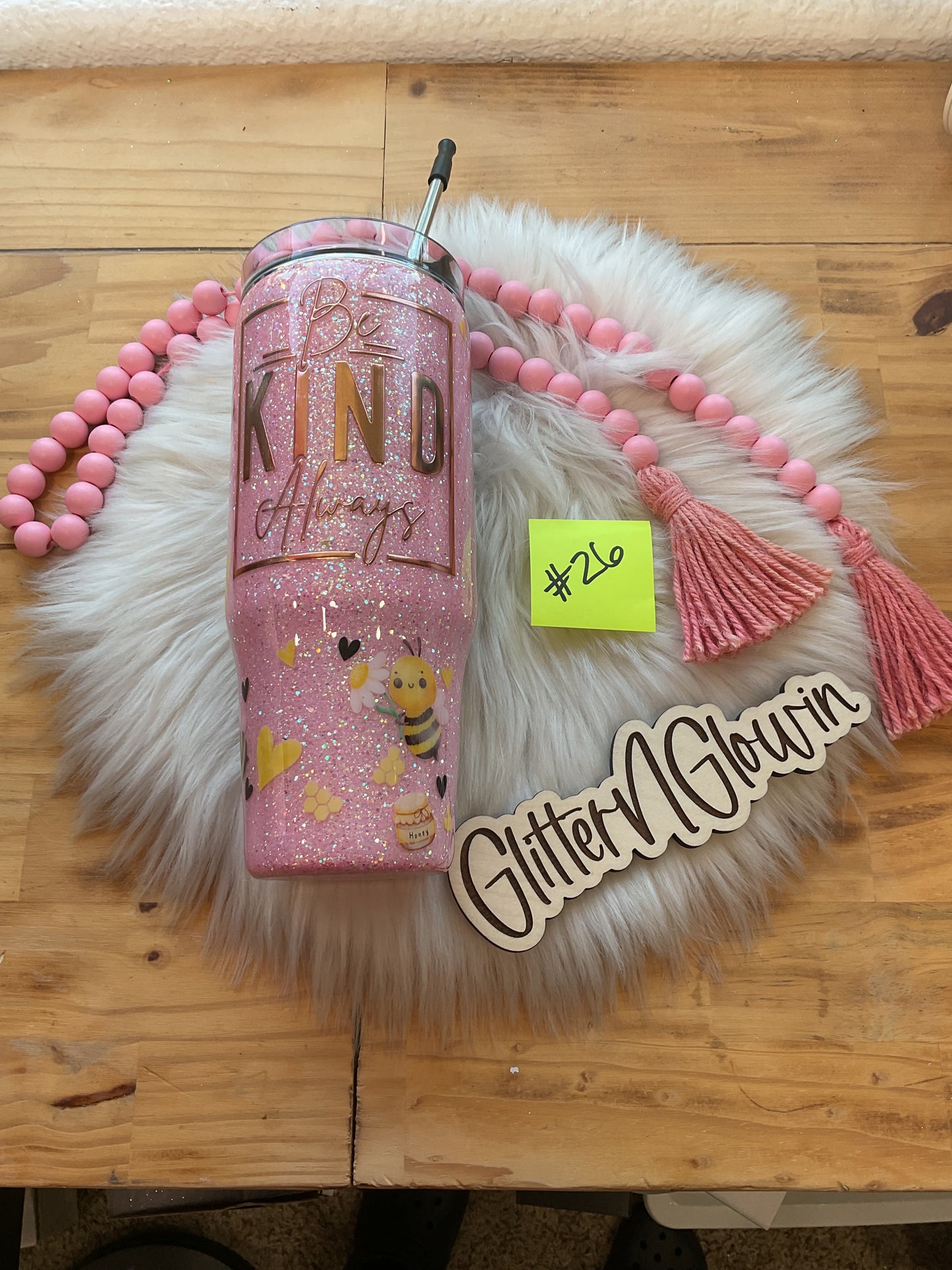 26. 30oz Clipmate – Bubblegum glitter w/ bees