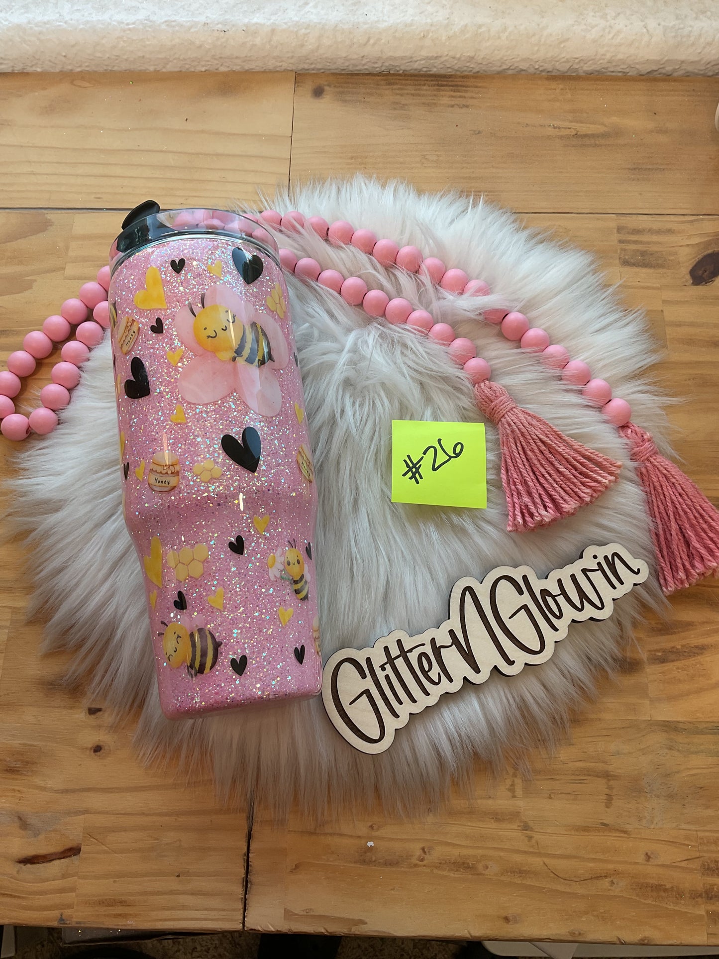 26. 30oz Clipmate – Bubblegum glitter w/ bees